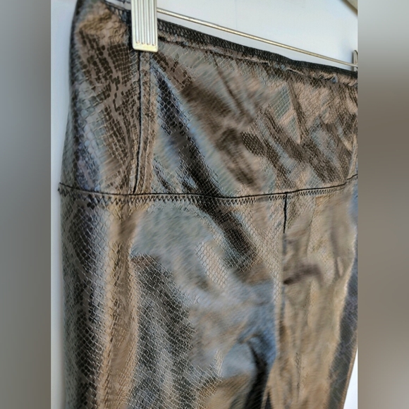 Faux Leather Snakeskin Print Pull on Slimming Like New!  Size S - Picture 3 of 9